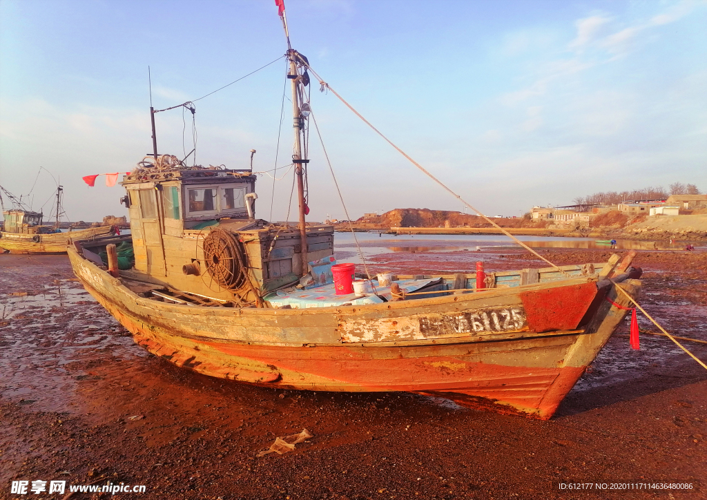 木渔船海边掠影