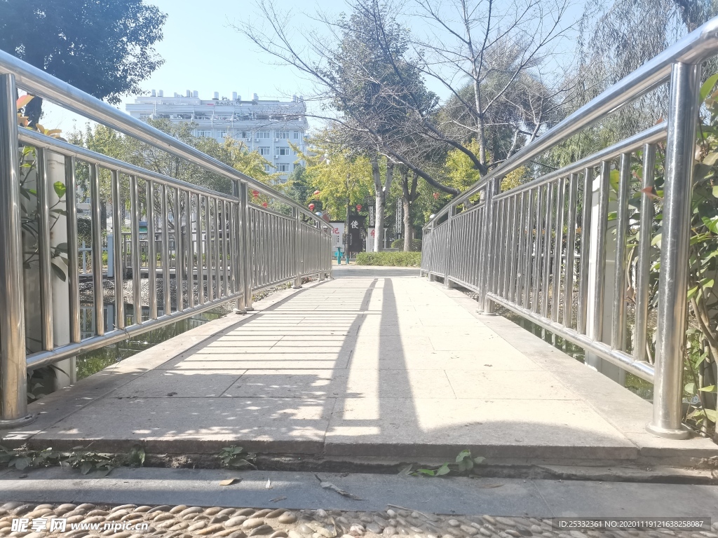 不锈钢扶手栏杆石板桥