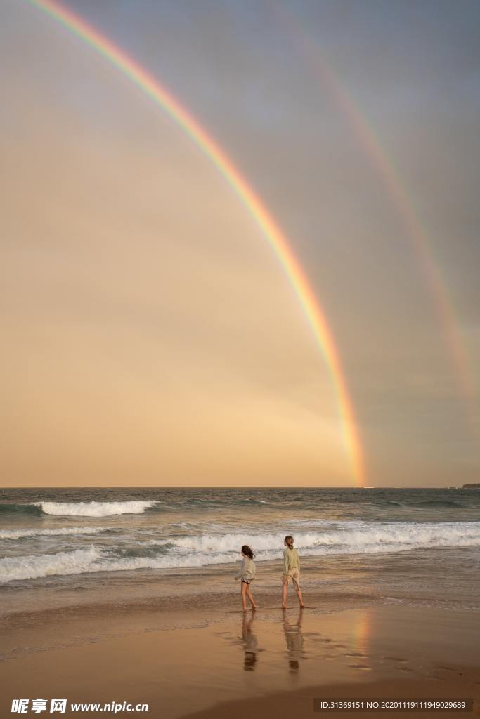 沙滩游玩的姐妹