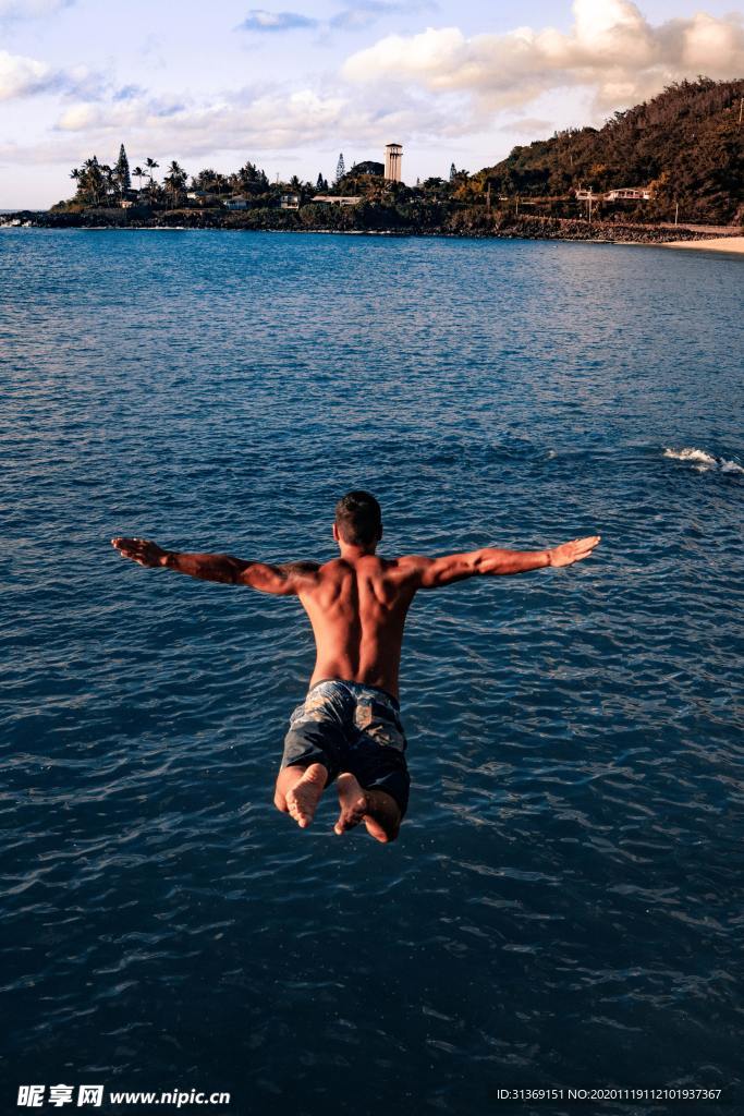 跳水的男性背影