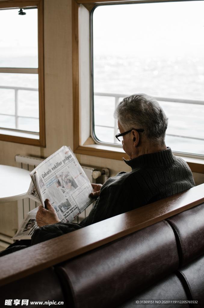 看报纸老人