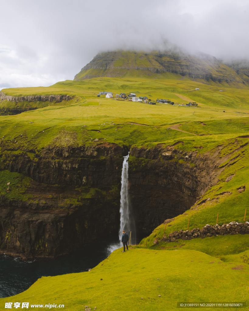 山顶看风景男性