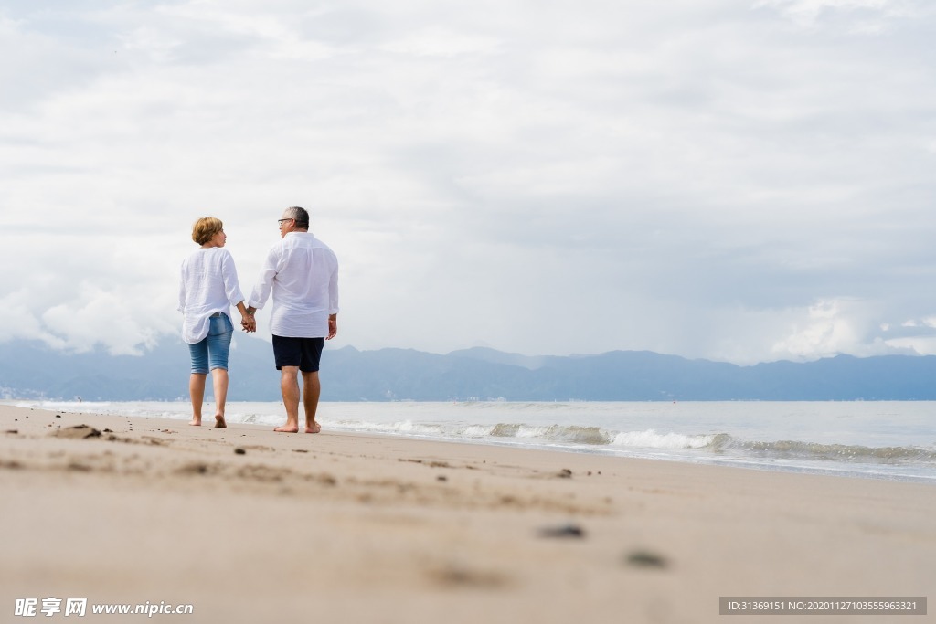 海边散步夫妻