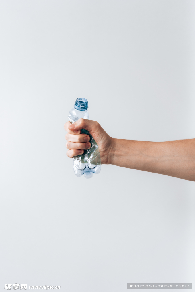 手握塑料瓶子