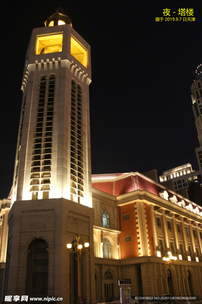 灯光下的塔楼