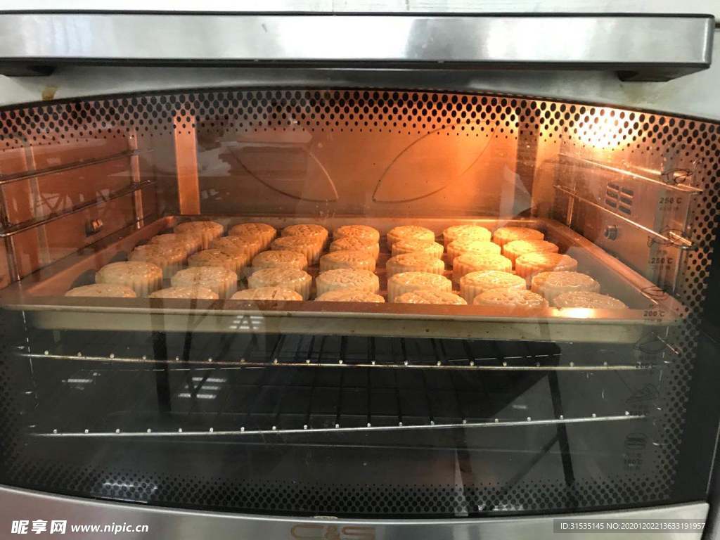 烤箱里未烤熟的自作月饼