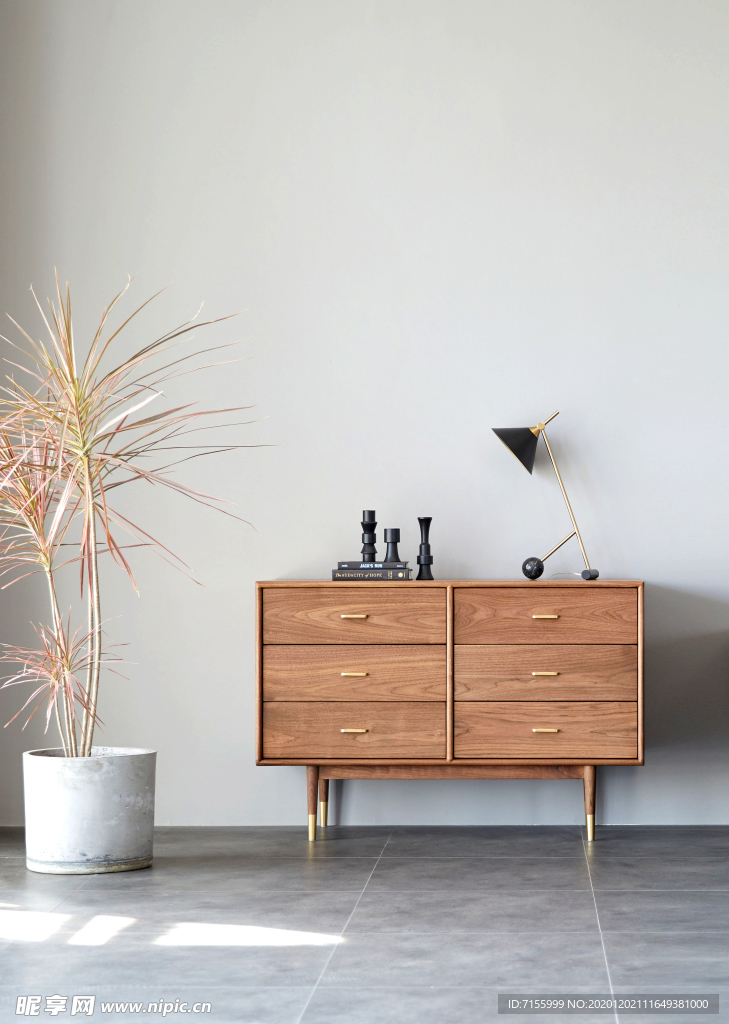 窗前米灰色墙纸