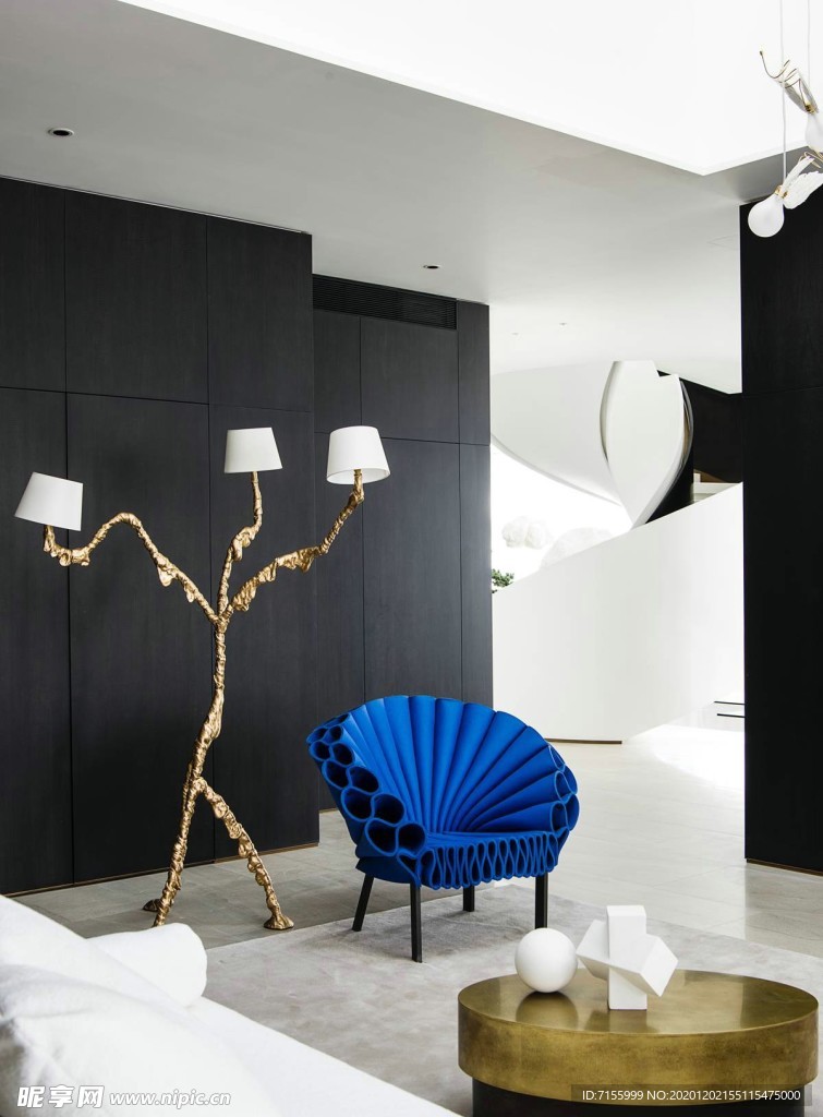 个性灯具和沙发