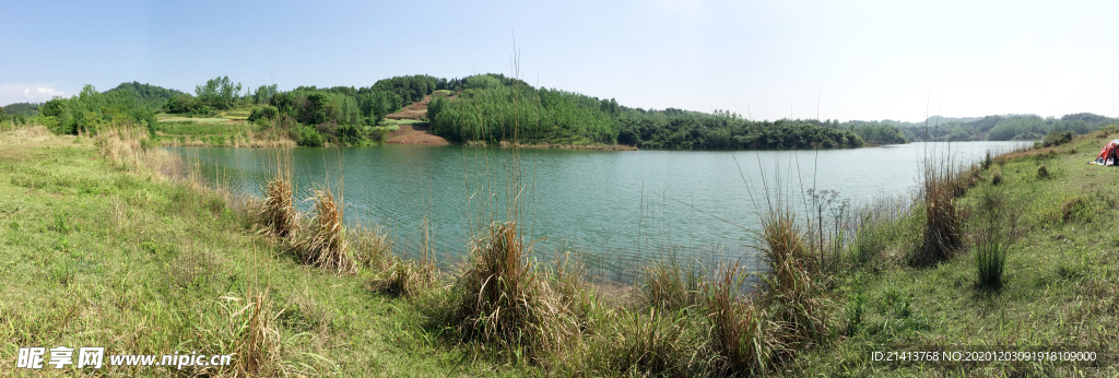江边河滩江水