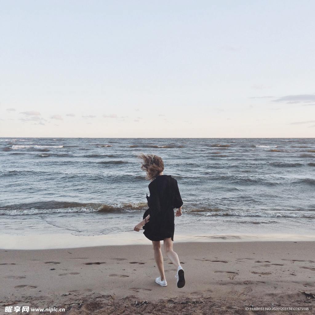 沙滩奔跑的女性