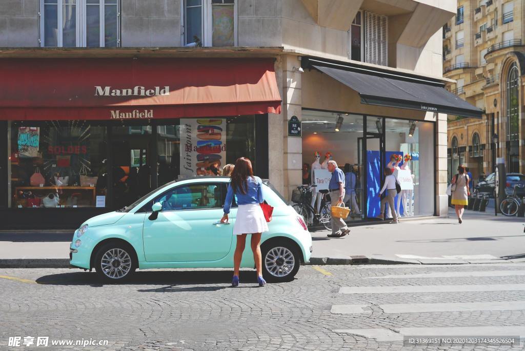 商业步行街行人