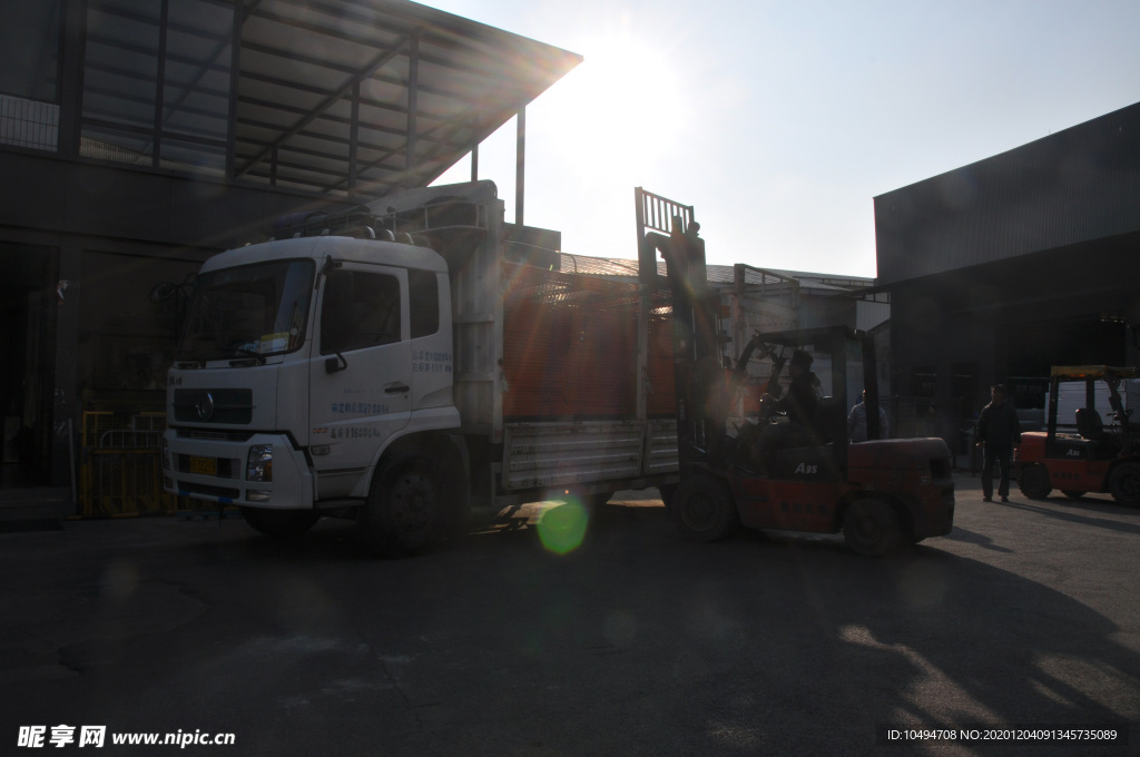 清晨赶货叉车货车出货