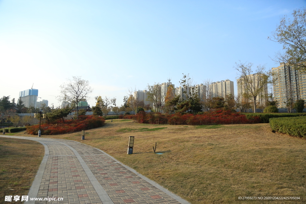 蓝天白云公园小路建筑