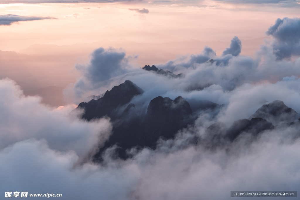山 覆盖 云 天线 视图 山顶
