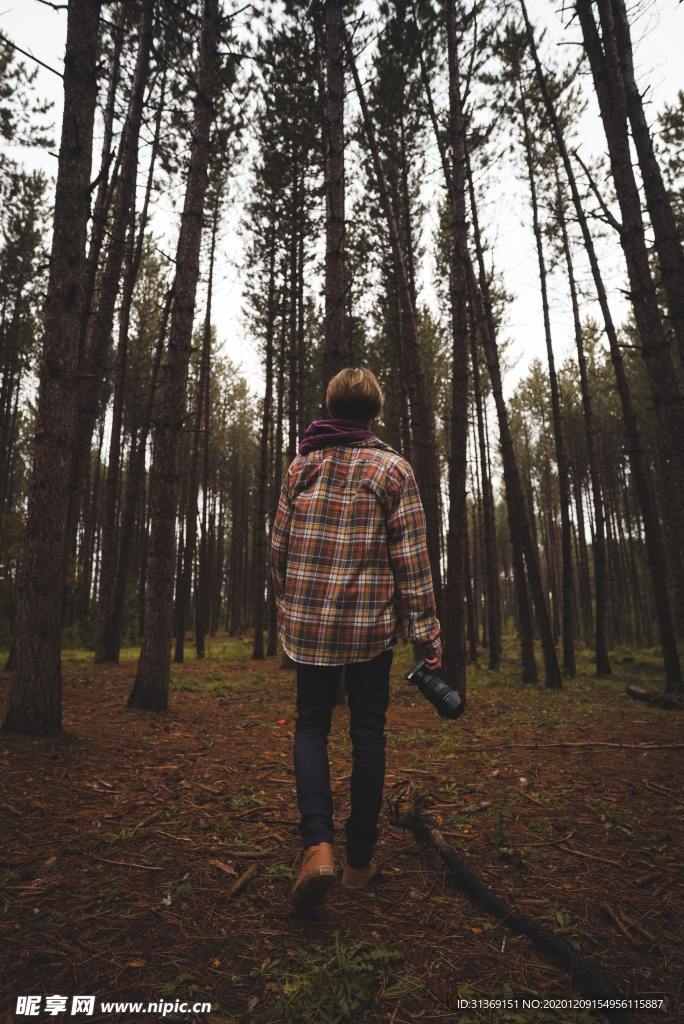 在树林拍摄男孩