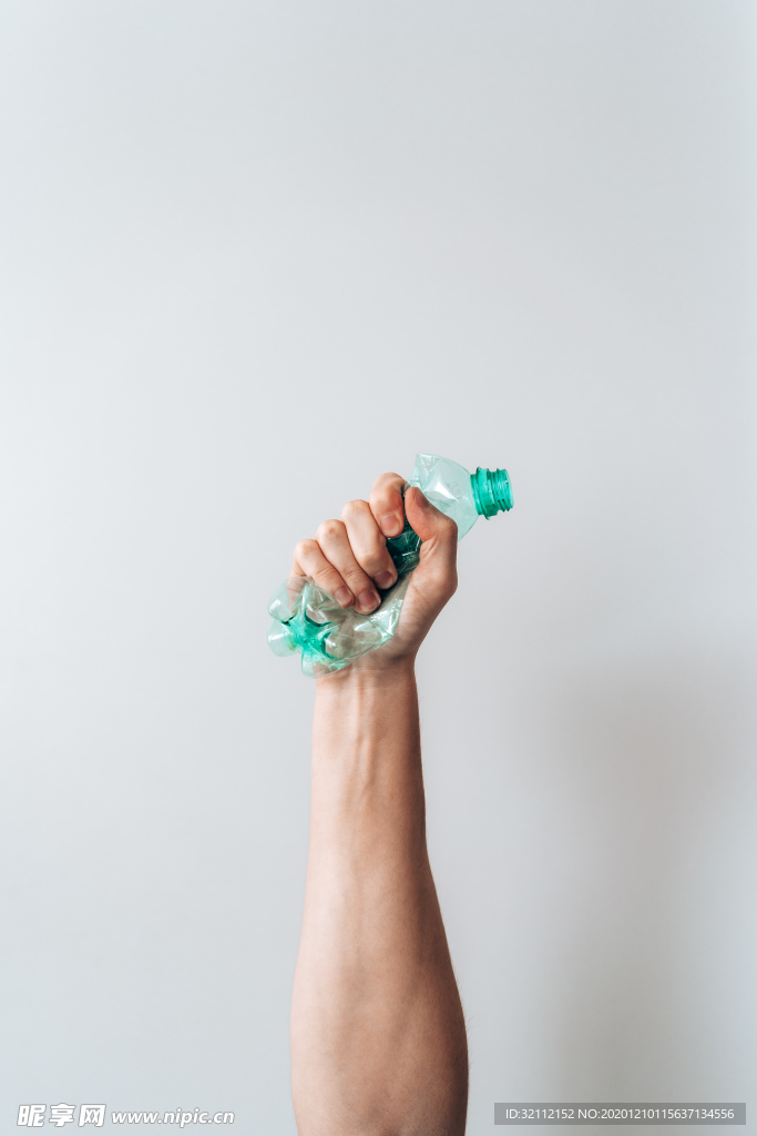 手握塑料瓶子2