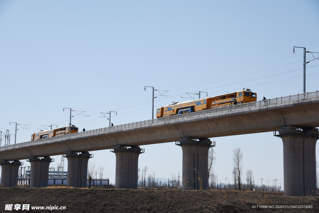 张呼高铁捣固作业