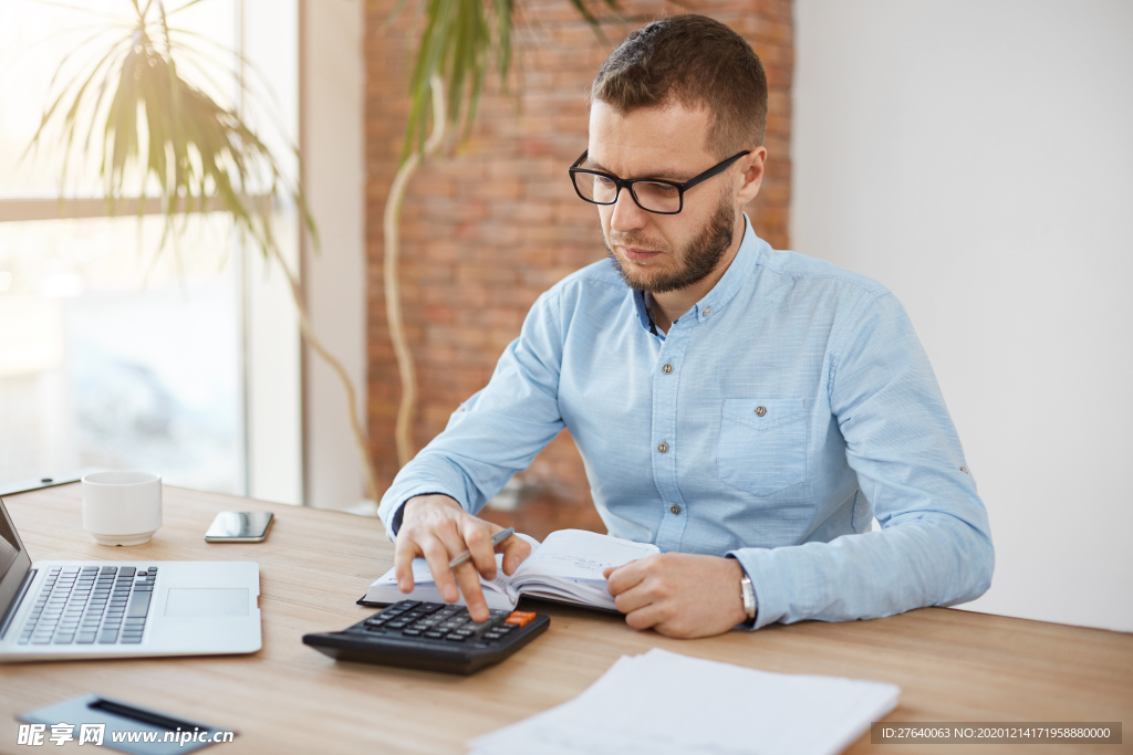 会计使用计算器特写图片