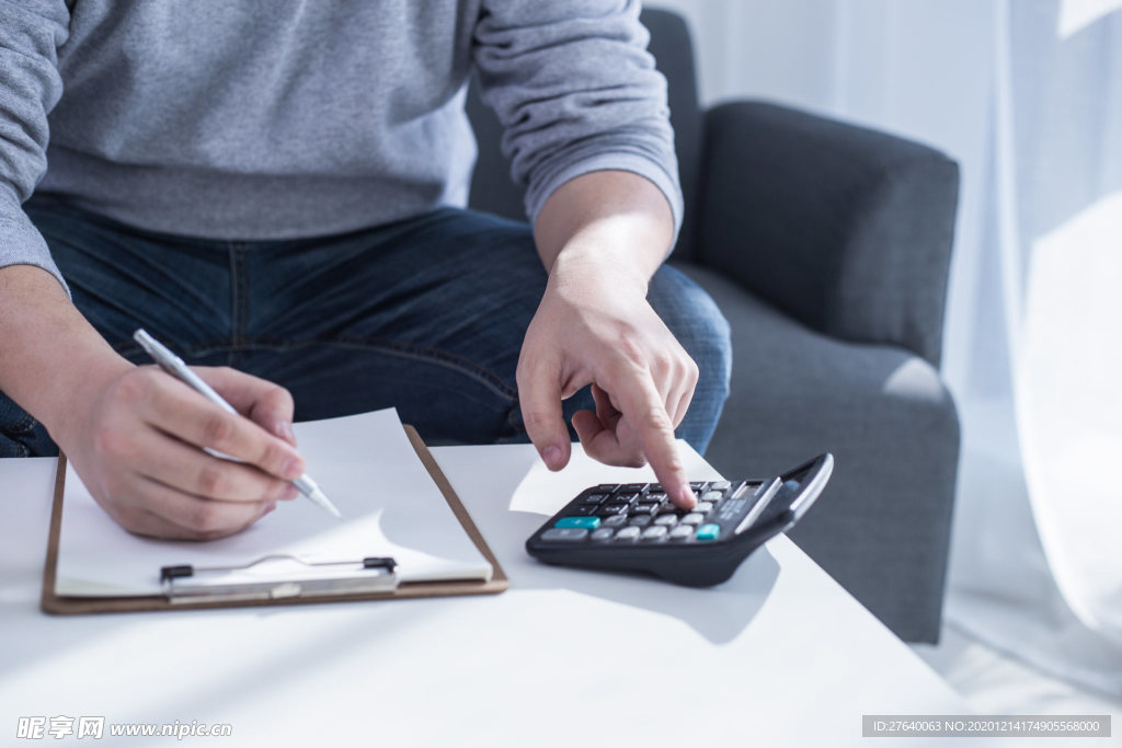 会计使用计算器特写图片