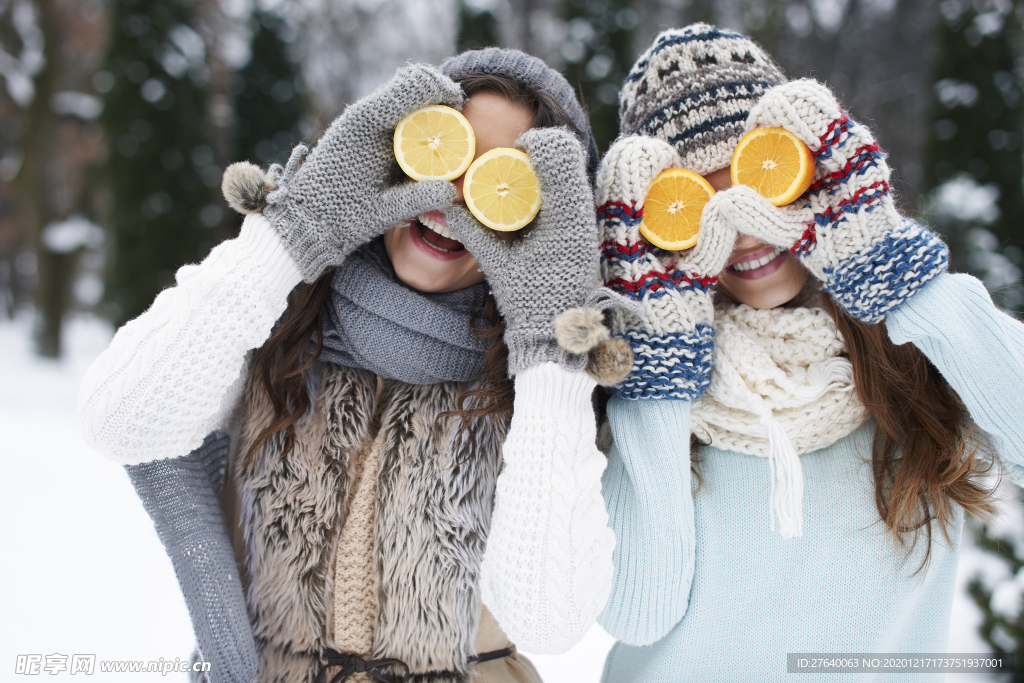 女孩在雪地里玩的很开心