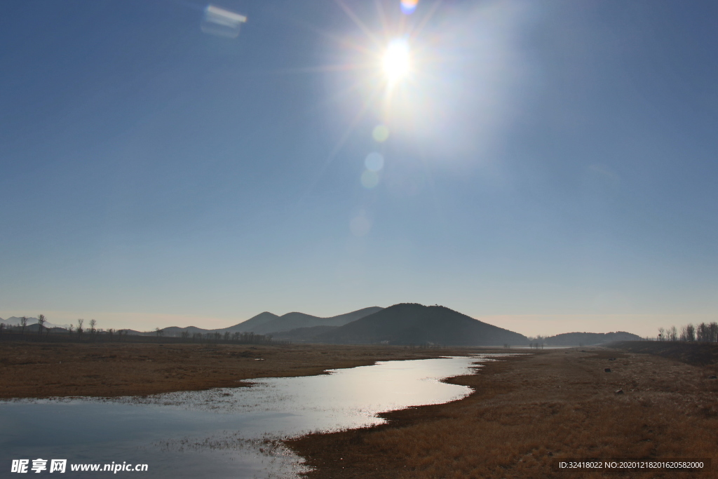 阳光下的一滩水