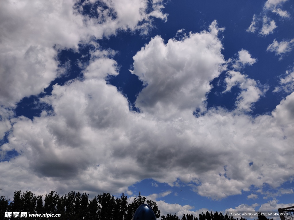 夏季天空白云