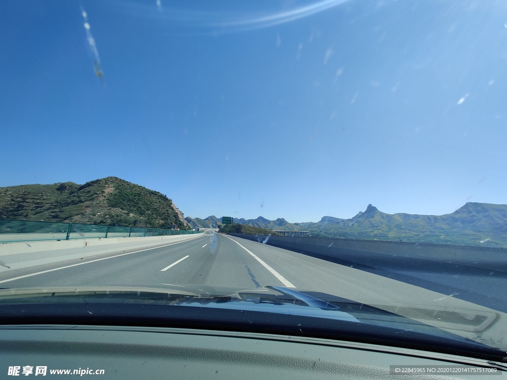 行驶在告诉上的汽车第一视角