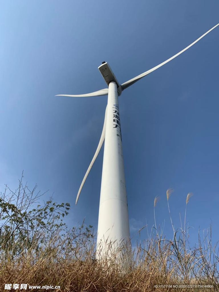 风力发电机组仰视拍摄