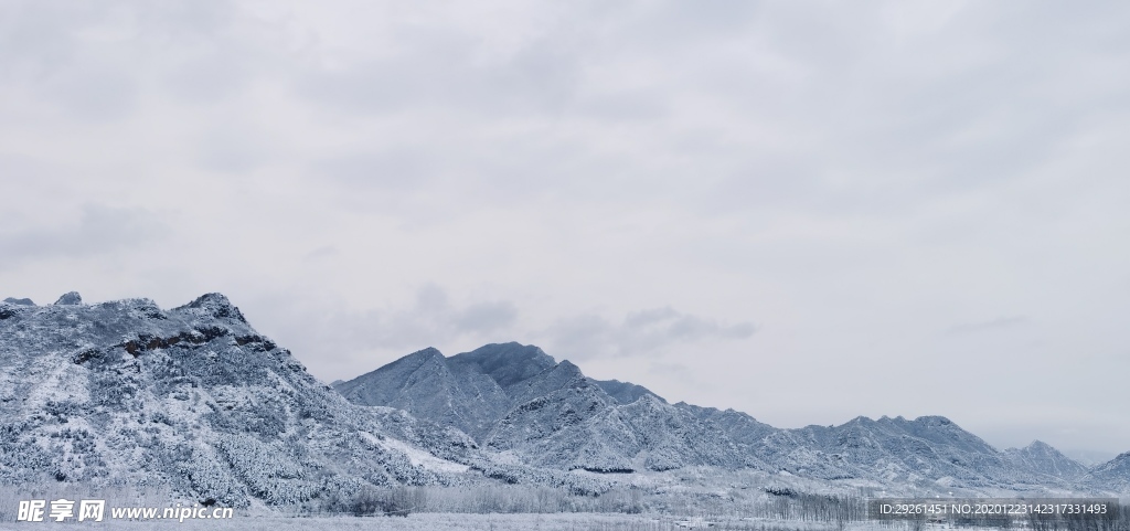 下雪后的山脉