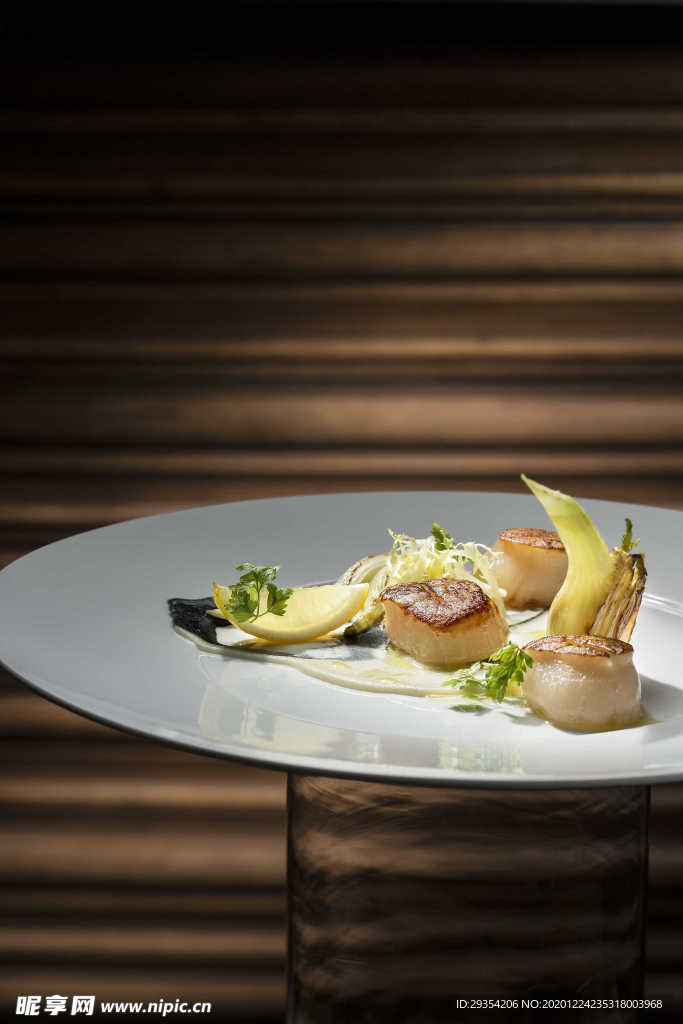 精致的西餐牛肉摆盘图片