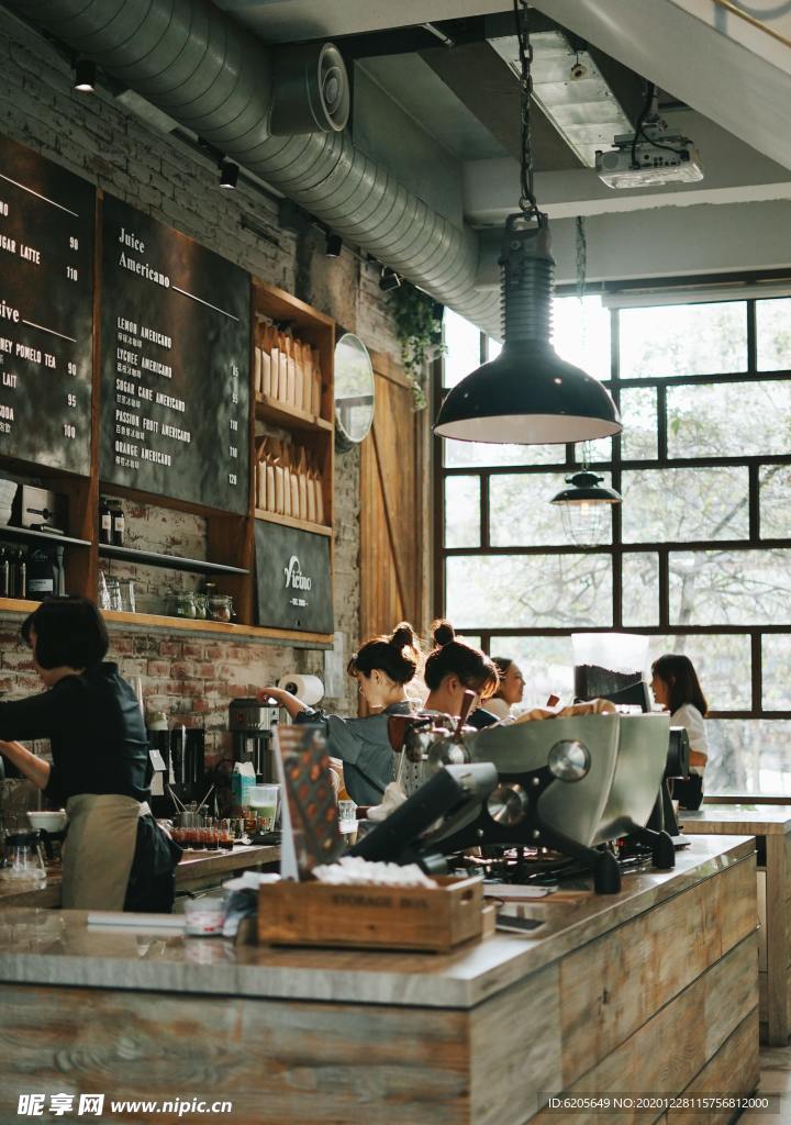 咖啡店忙碌的员工