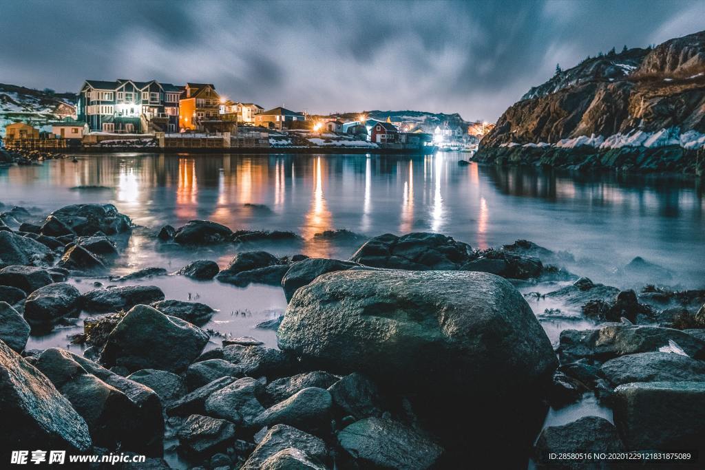 寒冬下的港湾小镇