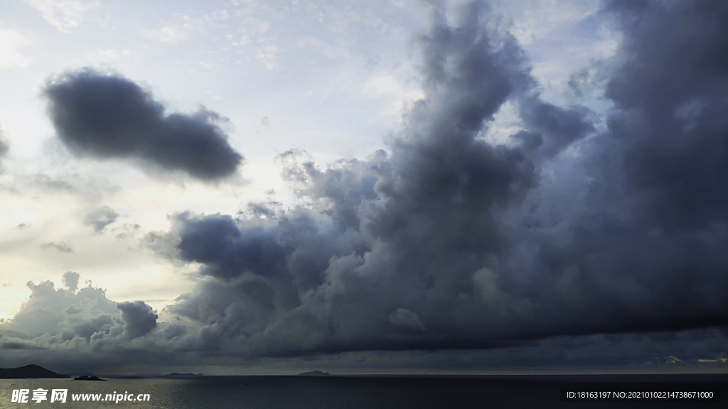 乌云朵黑云海岸线水平线