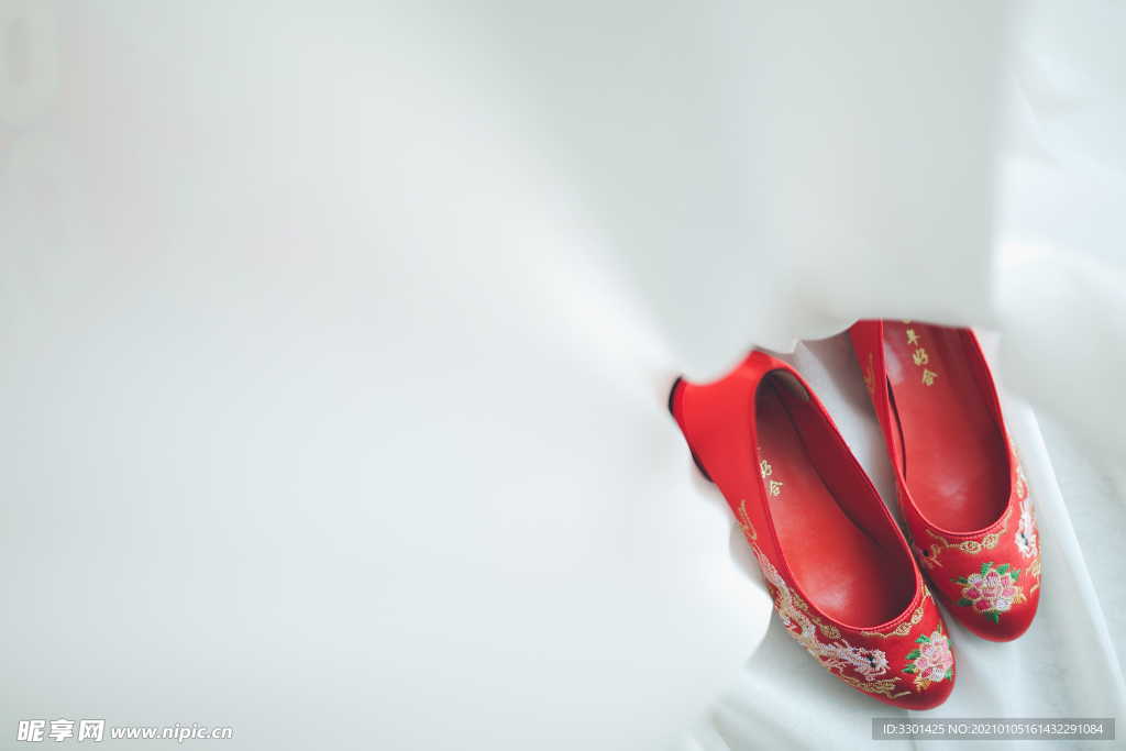 红色绣花鞋