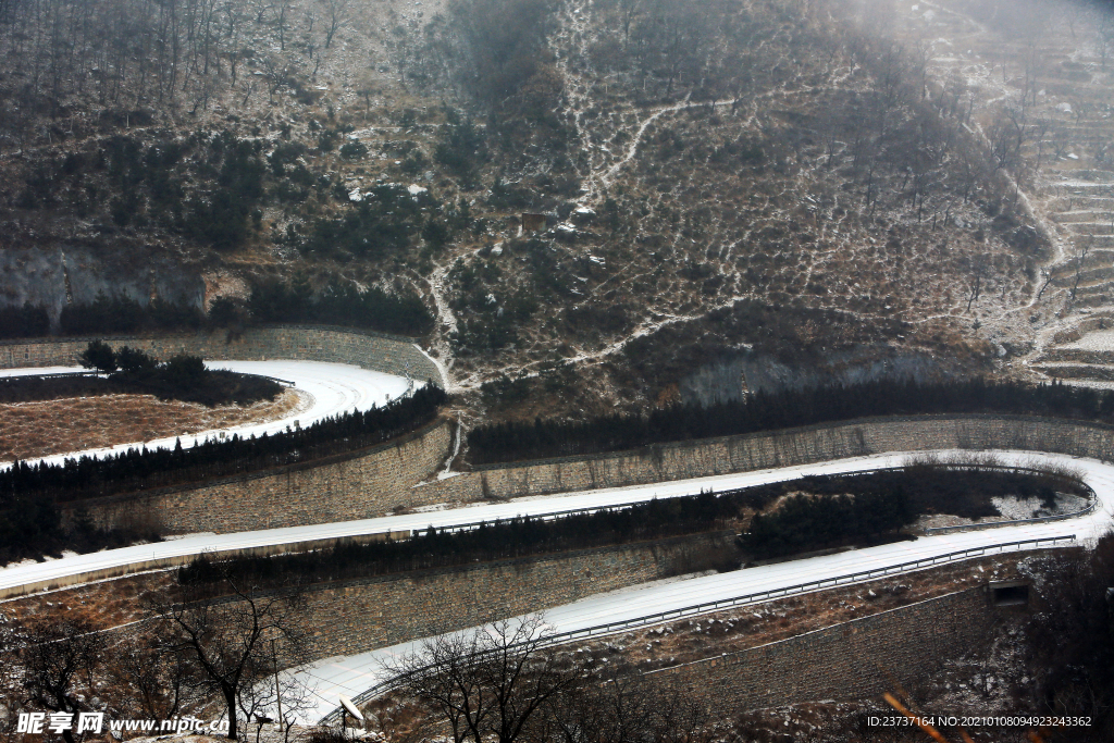 雪后的盘山路
