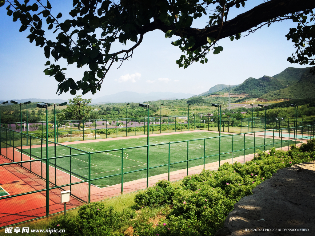 山川深处的体育场