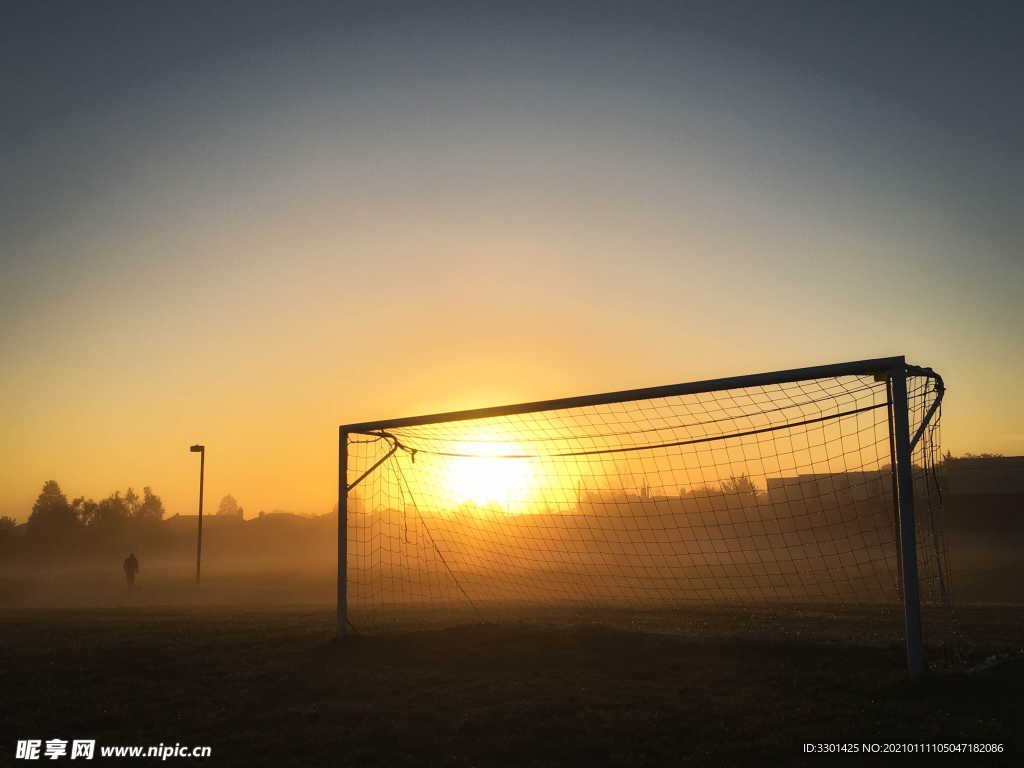 足球场日出