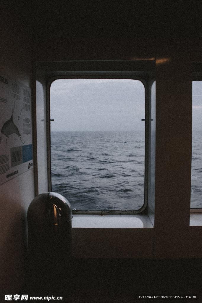 海边窗口风景