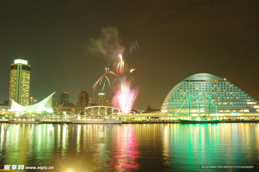 烟花 海边 城市夜景