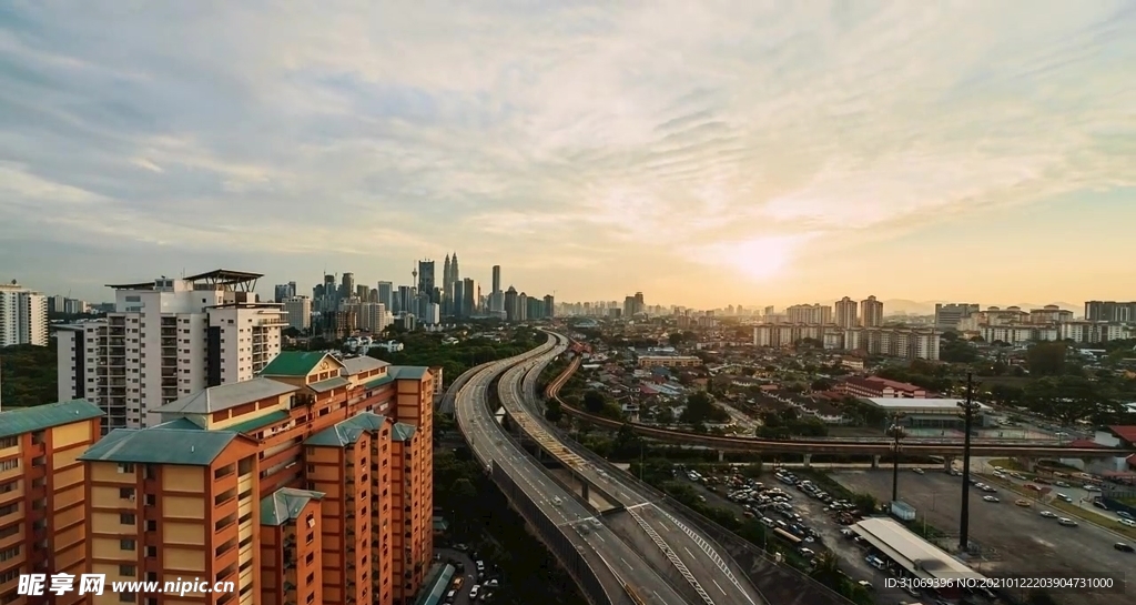 高清航拍城市公路穿梭车流