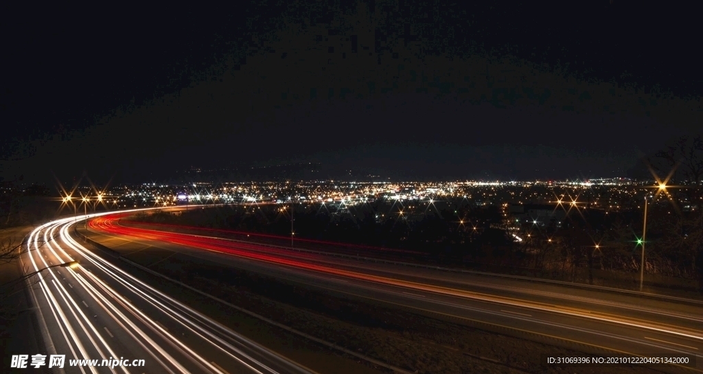 高清夜晚汽车在道路上高速穿梭视