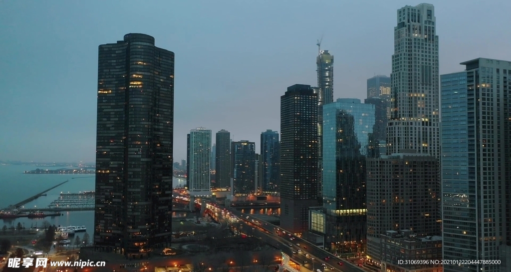 高清航拍城市街区车流穿梭视频