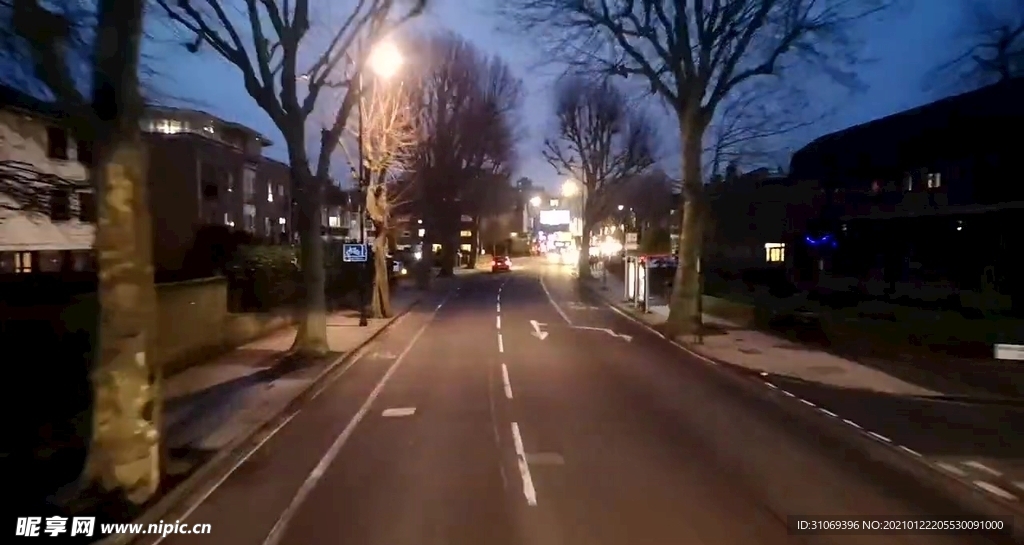 高清城市道路夜景穿梭的车流