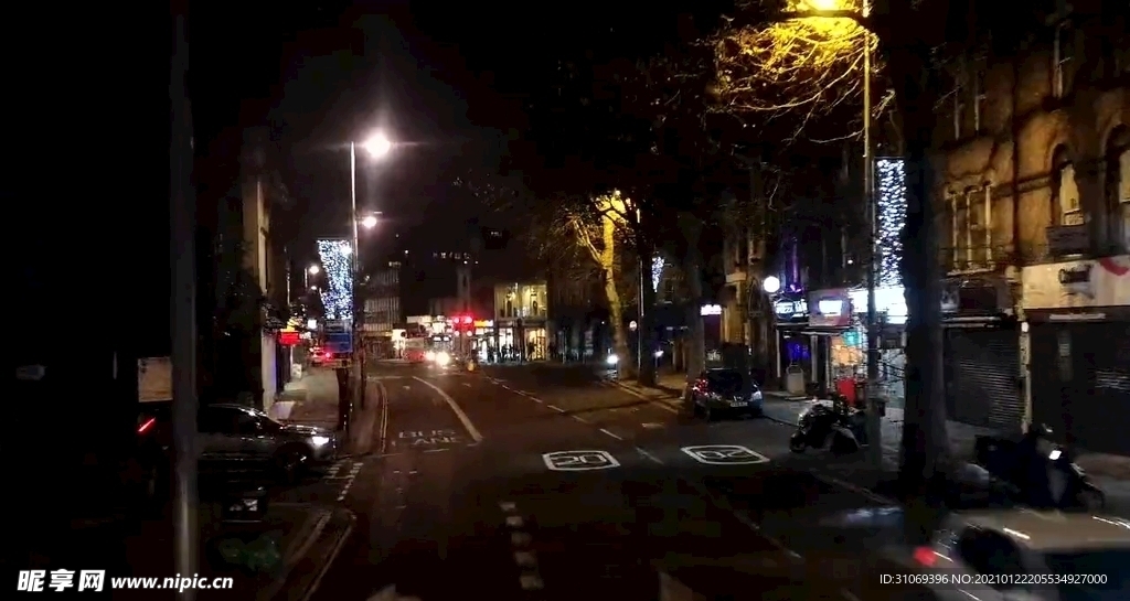 高清城市夜景穿梭的车流