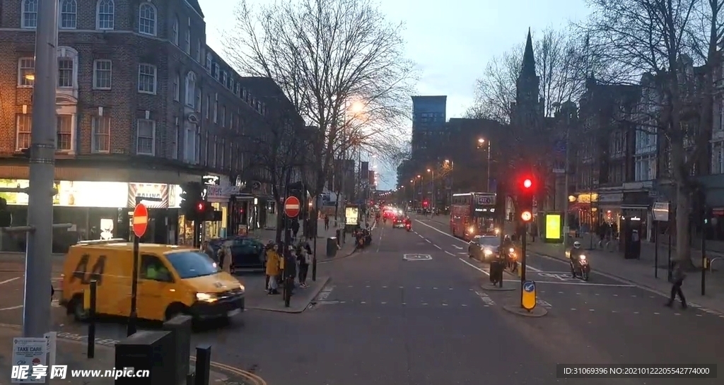 傍晚欧美街道车流穿梭