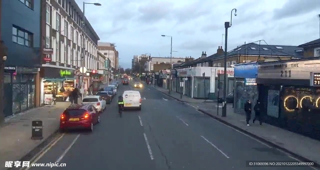 白天城市街道车流穿梭