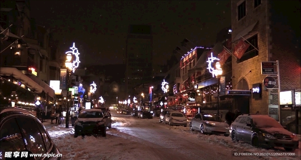 城市夜景穿梭的车道