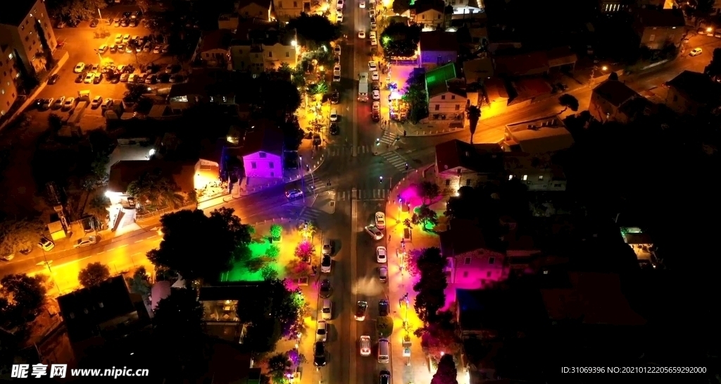 航拍城市夜景穿梭的车流