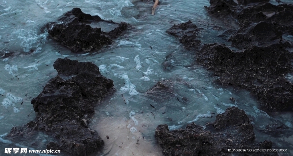 高清海浪拍击岩石