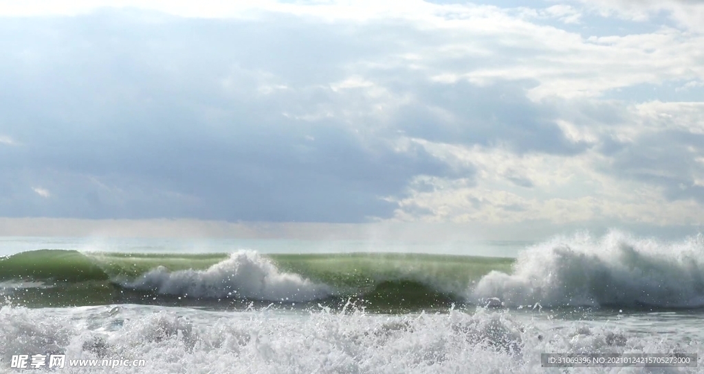 高清汹涌海浪冲击海滩